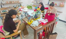 枣庄市中:巧手编织幸福生活 垎塔埠街道杨河社区开展手工艺品培训活动
