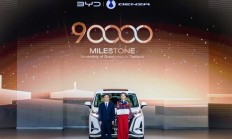 比亚迪泰国第9万辆新能源汽车交付 王传福亲自送车牌