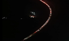 无人机拍下高速路震撼“彩色灯带”:一眼望不到头 !