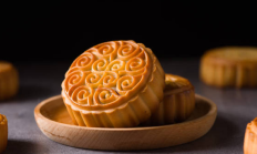 卖不完的月饼都去哪儿了 过期转为饲料收购1吨1500元 !